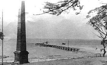 The Lands Department built a new wharf about 100 metres to the north of the obelisk after demolishing the decayed Holt wharf in 1902. (Photo: Mitchell Library)