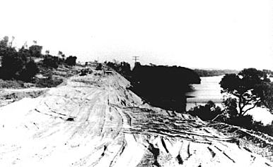View of the construction of the road to Kurnell, 1953. Swamps, sandhills, snakes and mosquitoes all had to be negotiated. (Photo: Sutherland Library)